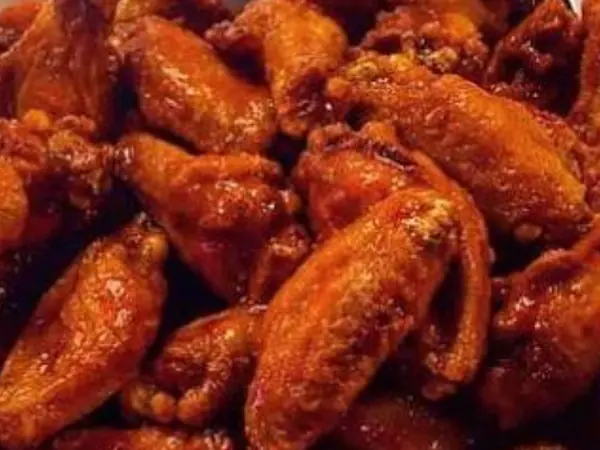 A tray of saucy Deezy's wings
